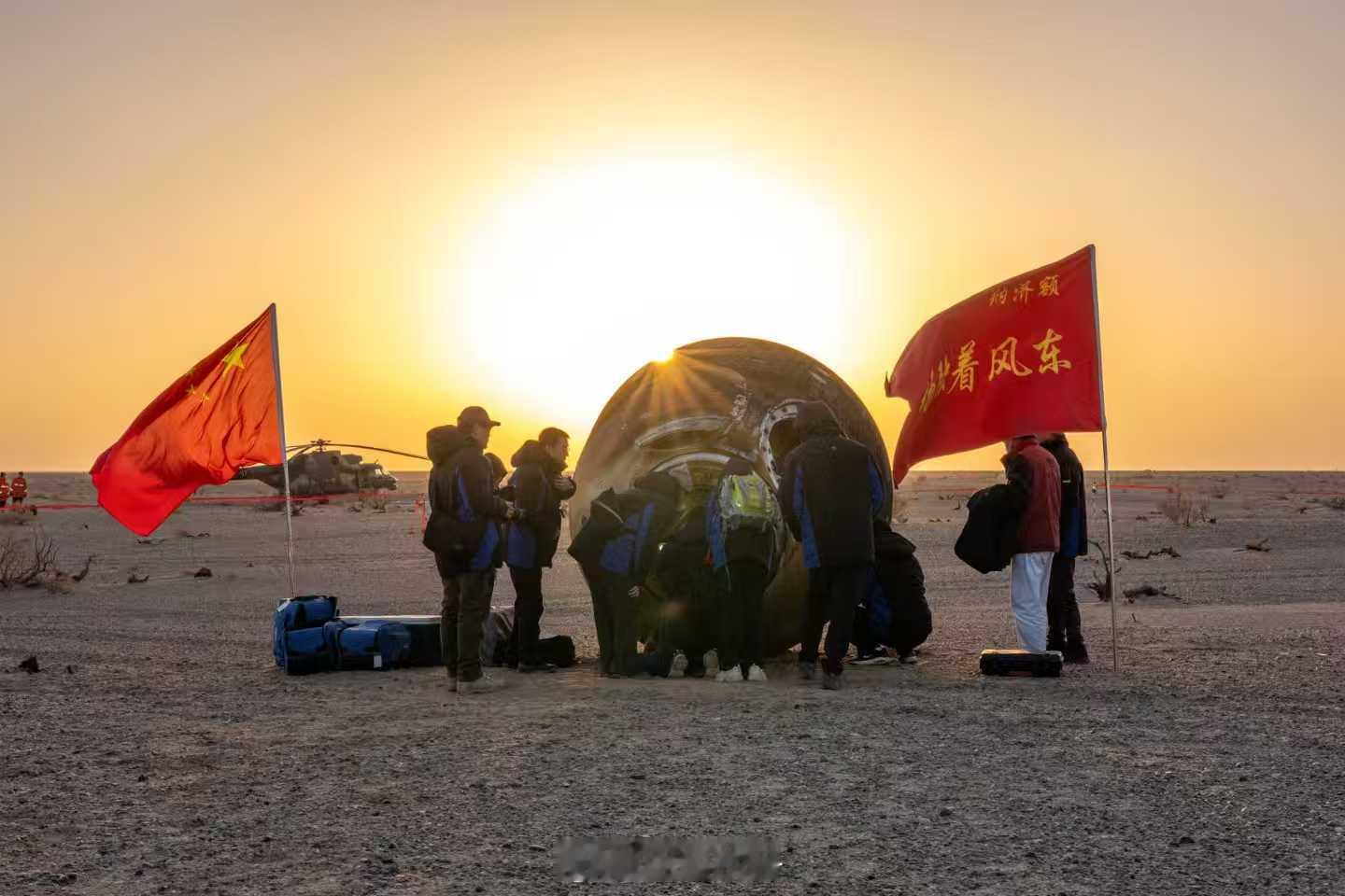中国航天的浪漫：不仅有火箭穿月穹，还有飞船落日圆。网友：这是星辰大海照耀下的中国