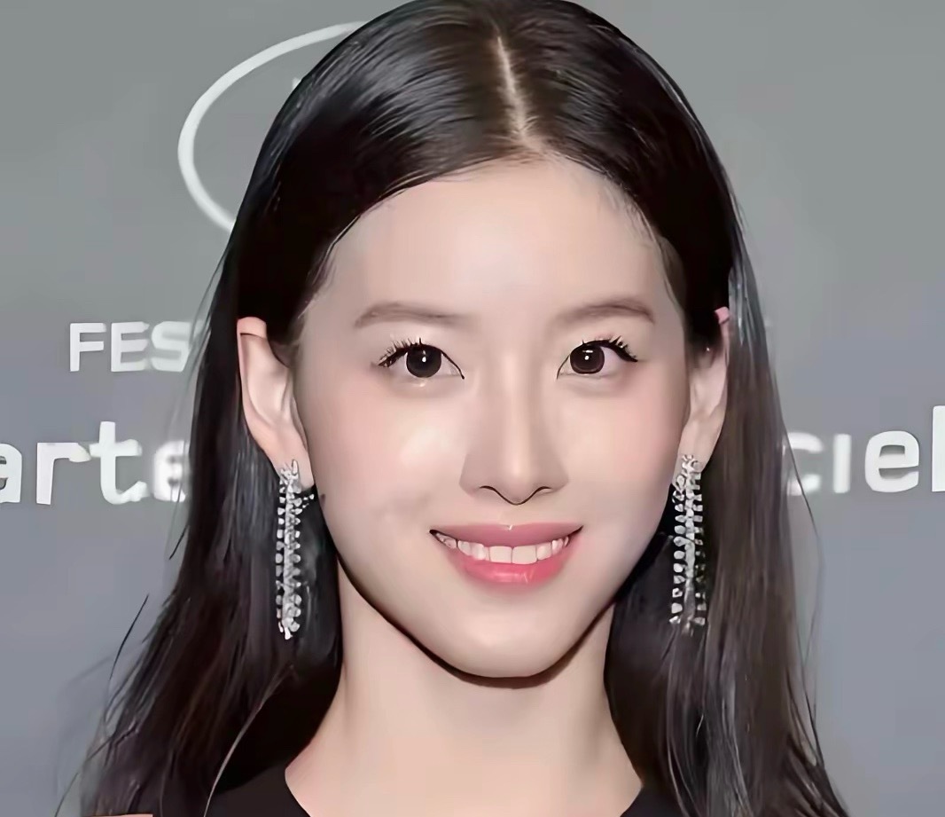 章小蕙的出身可不比章泽天低，甚至更好。她俩都是白富美，一个是涅槃重生的白玫瑰，一