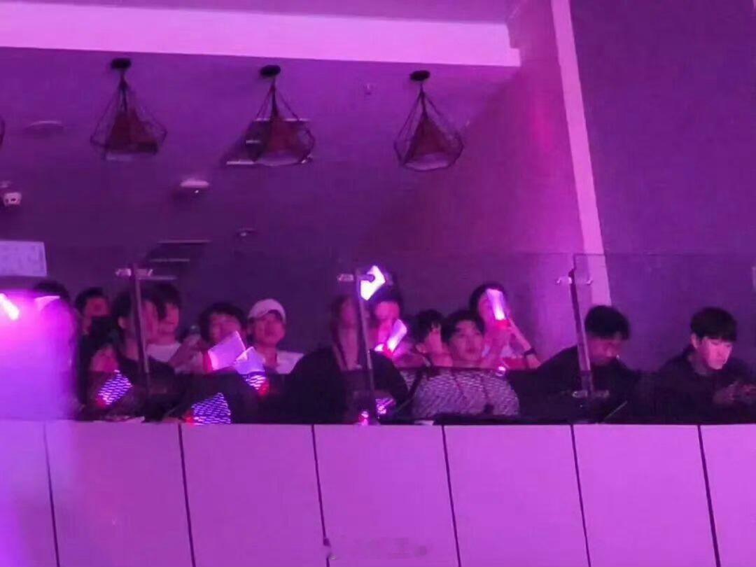 终于轮到张杰带孩子们了张杰笑的好宠溺呀 谢娜演唱会上的张杰 