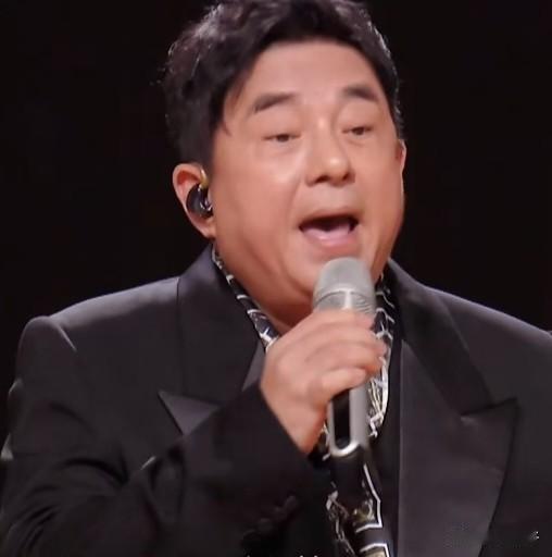 在弯曲升明月的中秋晚会上，今天见到吕方唱起《朋友别哭》，感慨万千，这是国民级代表