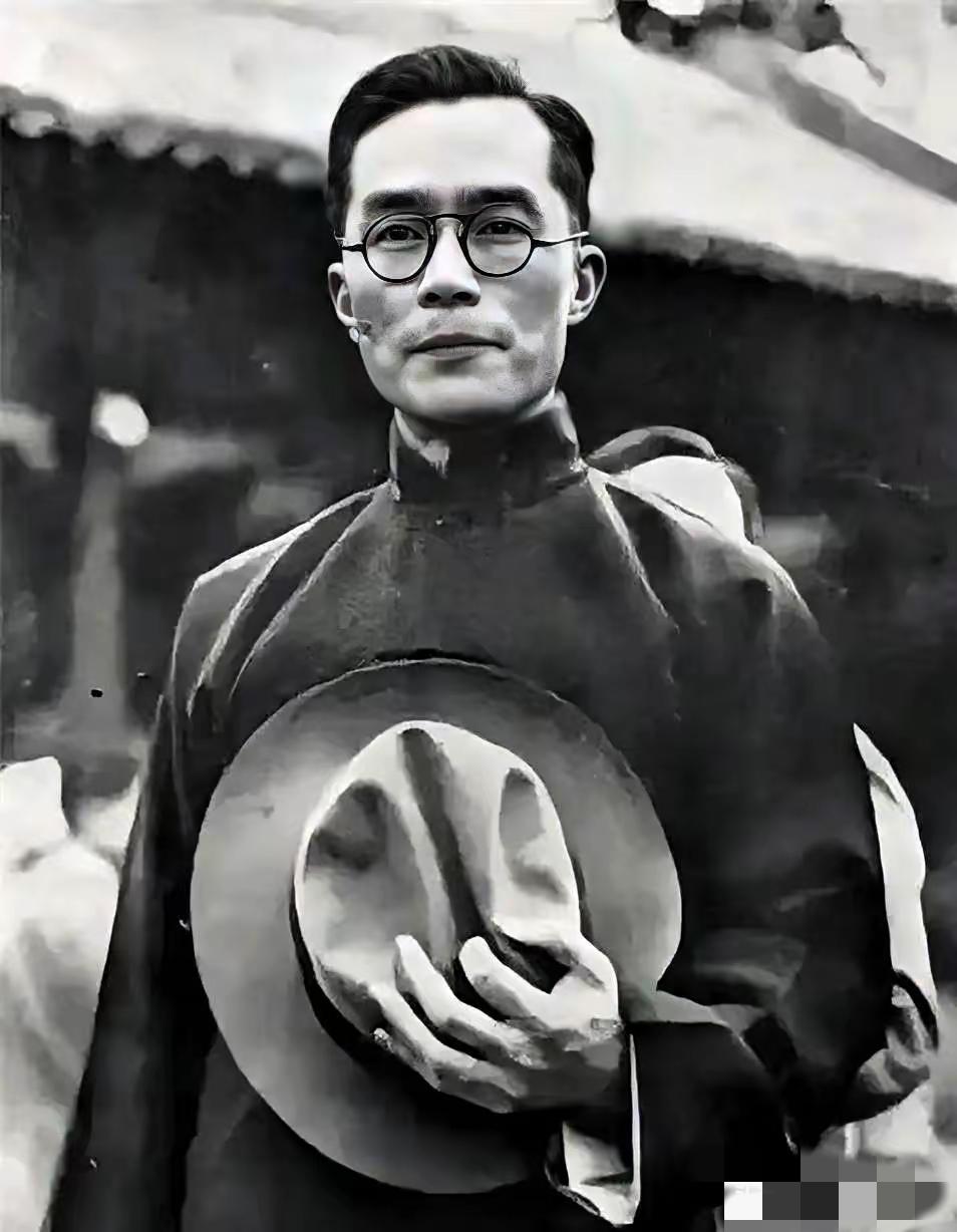 1948年，清华校长梅贻琦不顾众人阻拦执意南渡。6年后，他的儿子却一心返回大陆，
