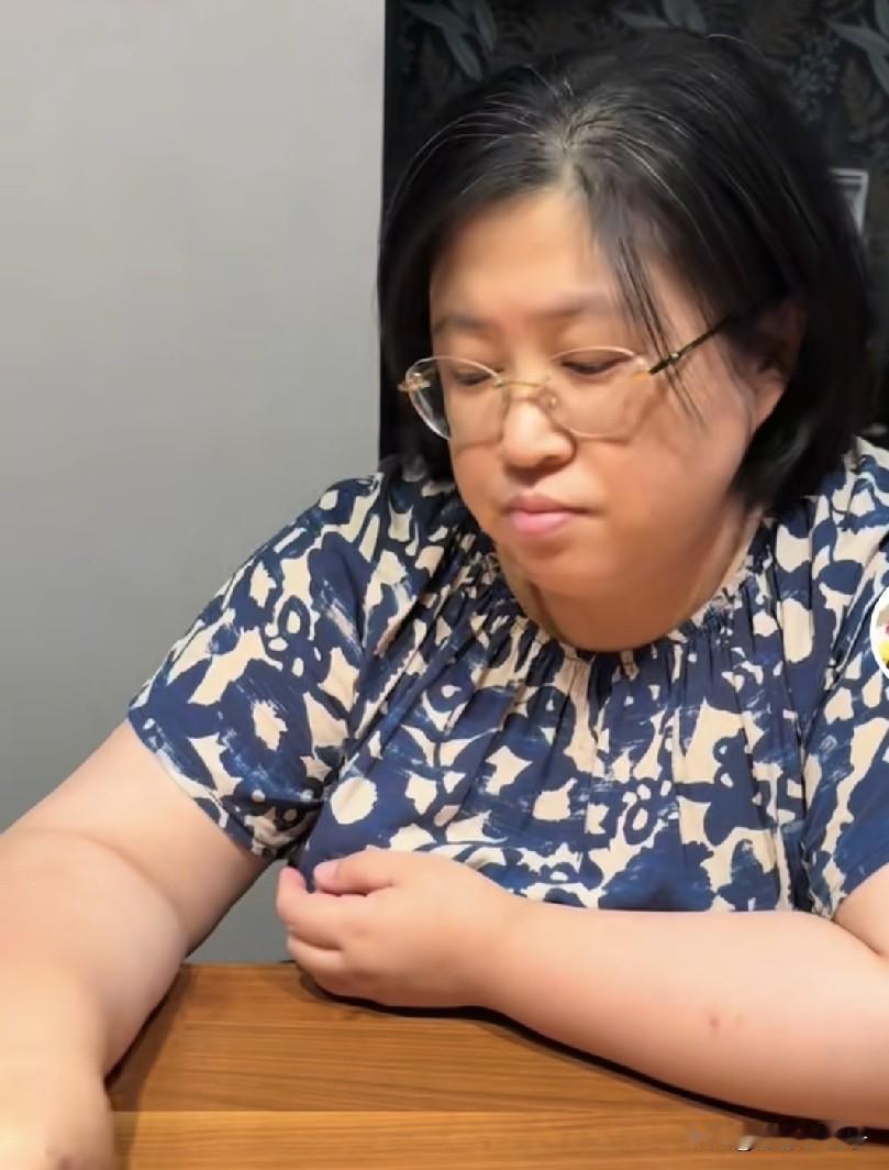胡老师女儿刚上初中，变得越来越爱美，走哪照镜子，偶尔还有人送礼物，于是铁兜怀疑 