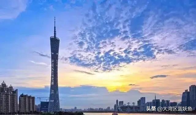 很多人拿广州和深圳对比，习惯用一套很表面的评判标准：比谁的摩天大楼更多，谁的新兴