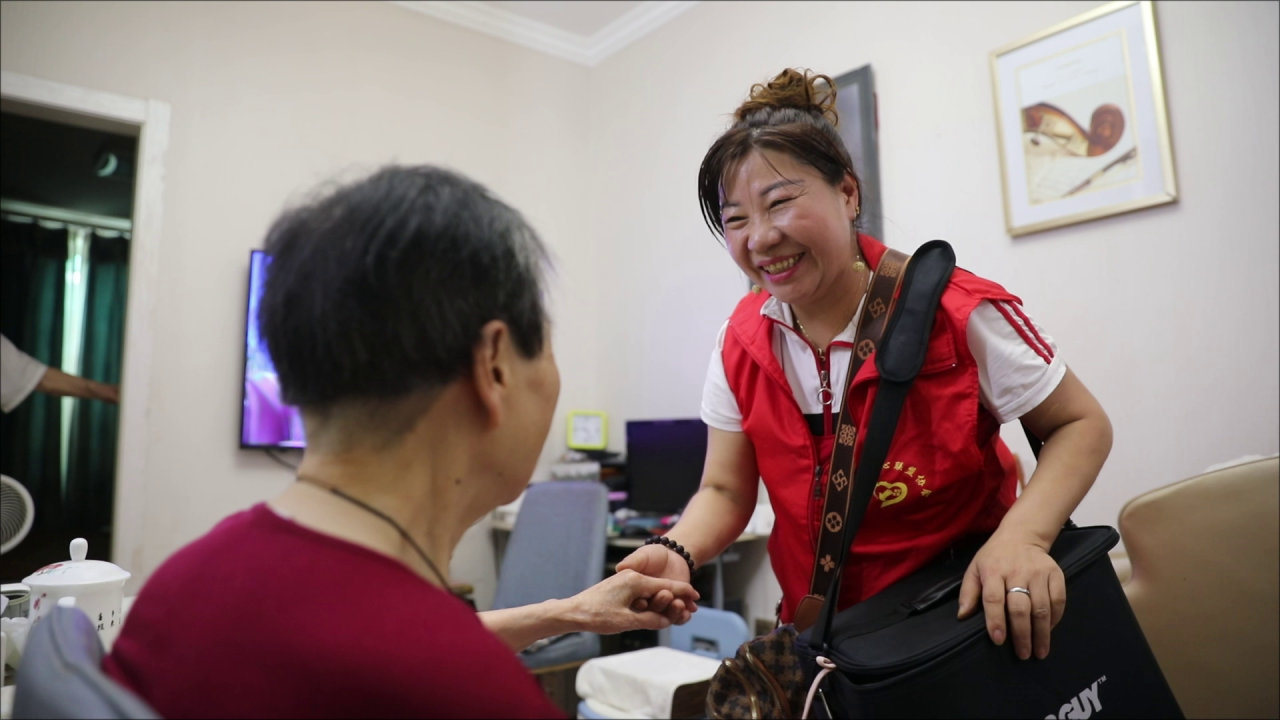 来自衢州的她走出困境用剪刀续写公益接力一把剪刀传温情，一朝受助永感恩，持之以恒的