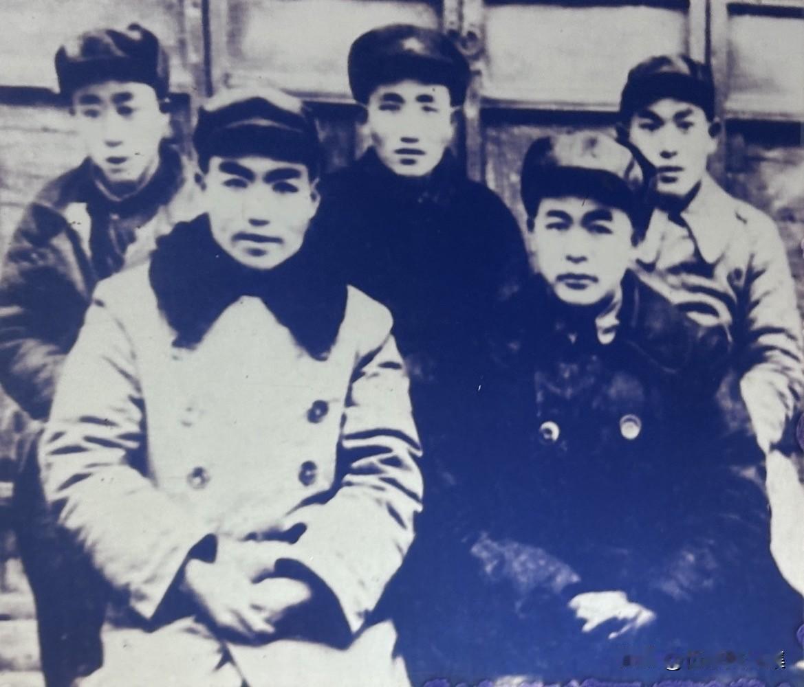 1934年 12月，郑位三（前左）随红二十五军长征到达陕南，与徐海东（前右）等领