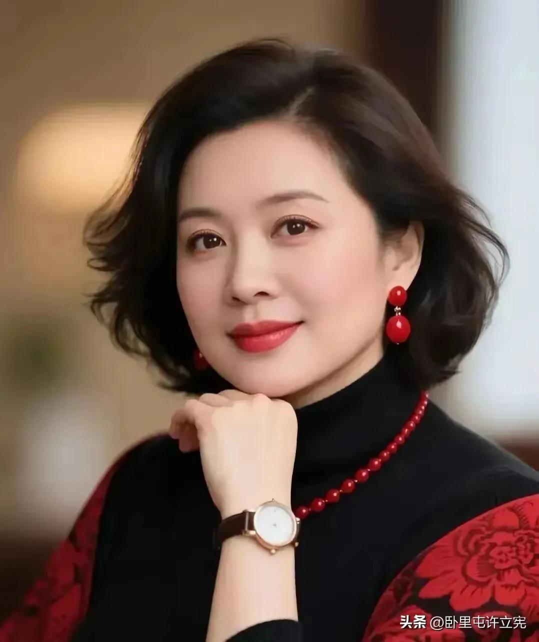 凤凰同行是俊鸟
虎狼同行是猛兽
同行路上要同心
闺蜜兄弟握紧手