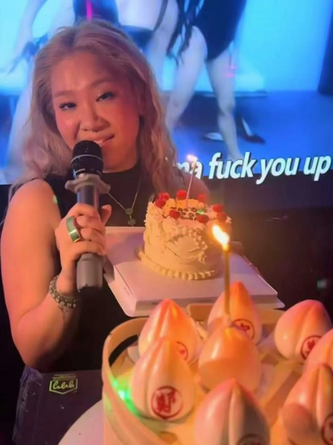 “失踪人口”郑欣宜与造型师庆祝38岁生日