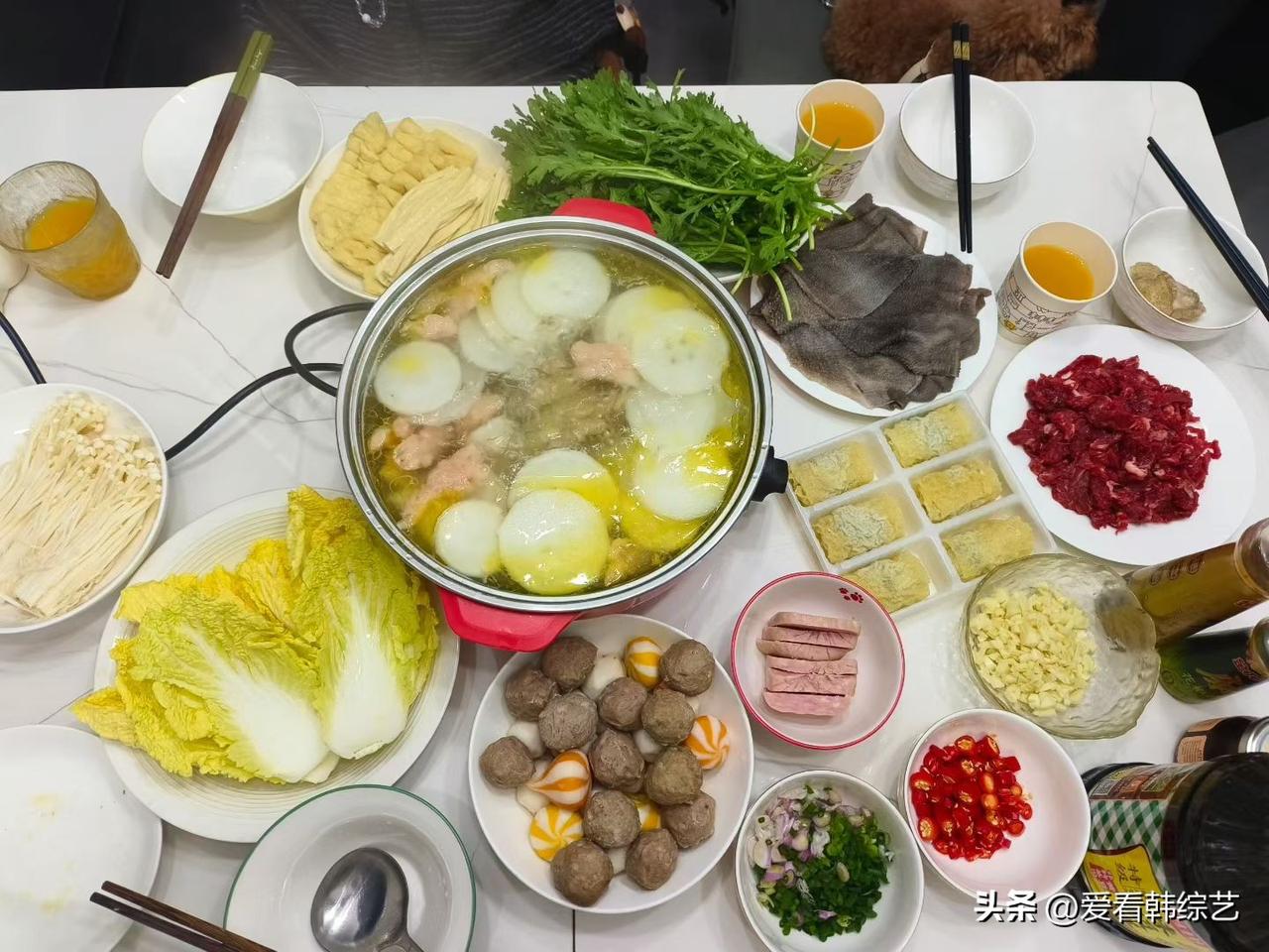 集卡领红包沸锅滚着鲜气，蛋饺浸在汤里泛着柔光，脆菜嫩肉码满桌沿。辣香裹着烟火气漫