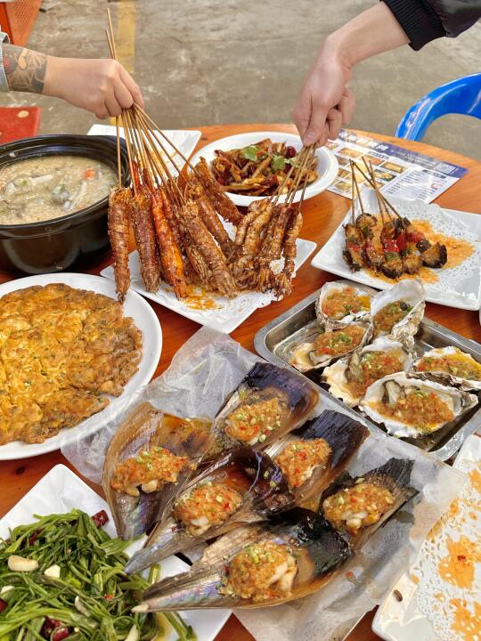 柳州菜市场旁的海鲜大排档，难找但是好吃！