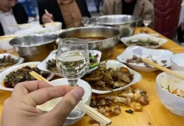 男子在家喝了半斤白酒然后去烧烤店吃饭，结果从店里的楼梯上摔死了，家属见家里顶梁柱