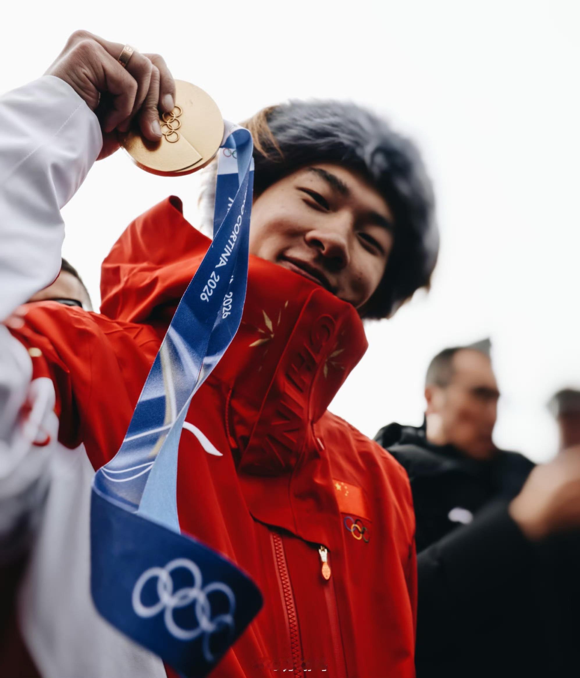 苏翊鸣闭幕式旗手据组委会消息，当地时间22日在意大利维罗纳举行的米兰冬奥会闭幕式