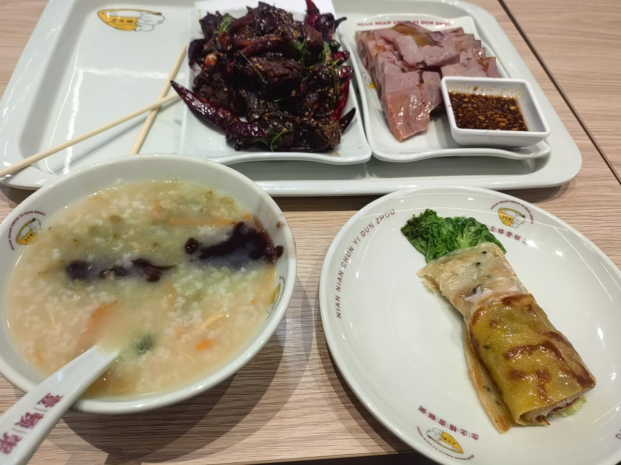 刚才还在青州参观万年桥，吃饭。
    18分钟，从青州市到淄博市了。高铁快十分
