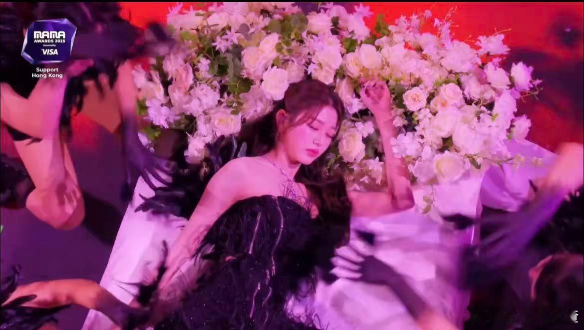 张元英从花丛中醒来 哇哦！MAMA舞台张元英从花丛中苏醒，睁眼那刻美到我心跳加速