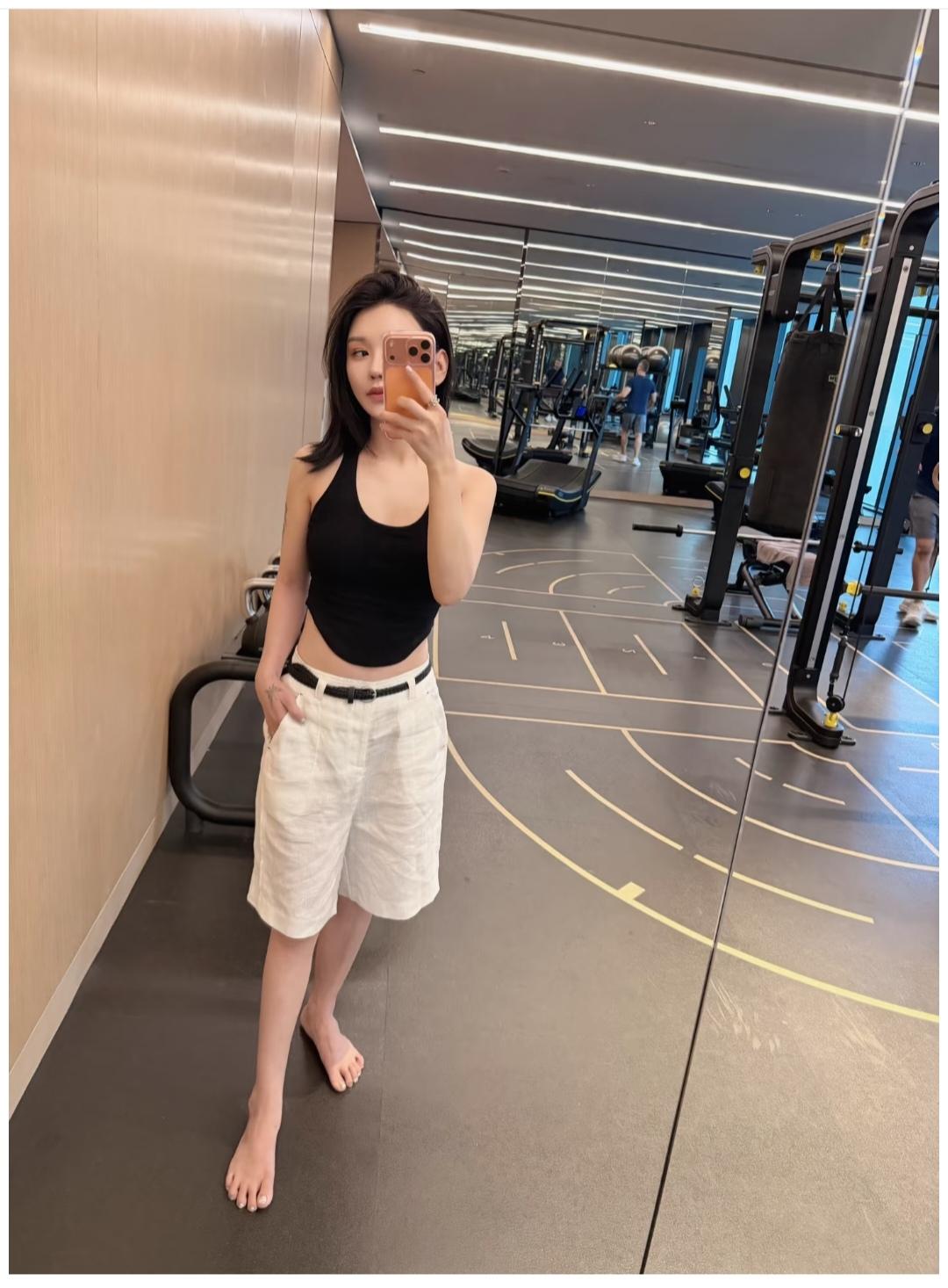 肤白貌美，美中不足的是二脚趾头有点弯。