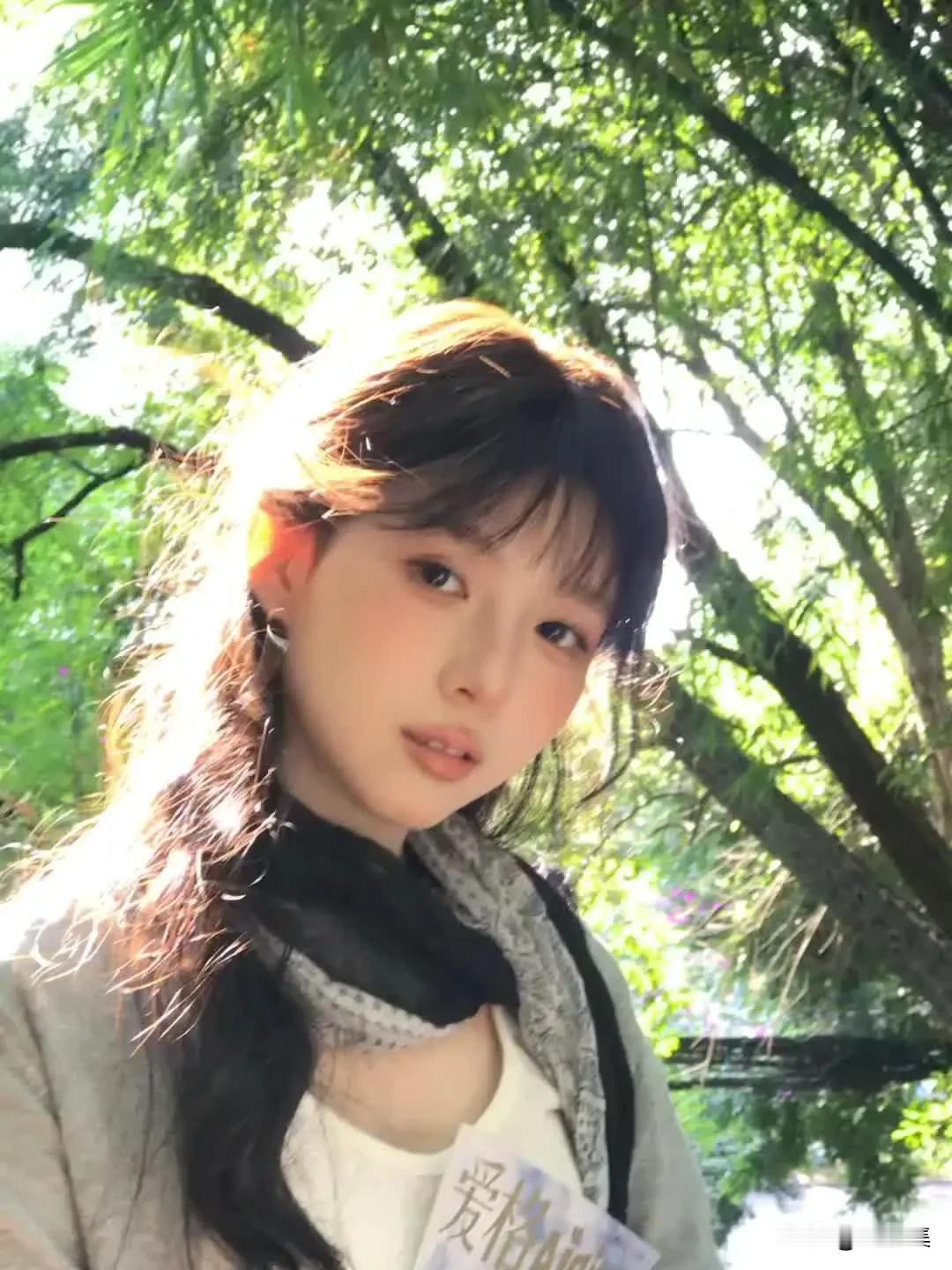 绿树阴中见，芳草径边行。