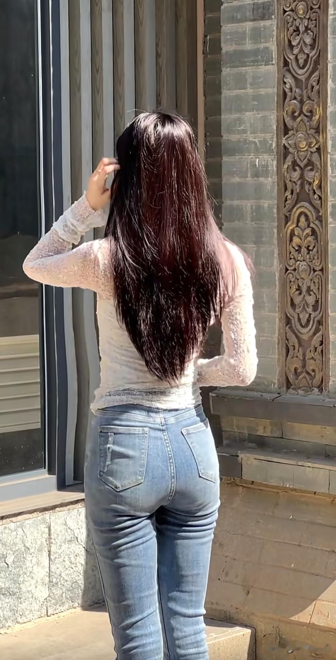 已恨平芜随雁远，暝烟更界平芜断。