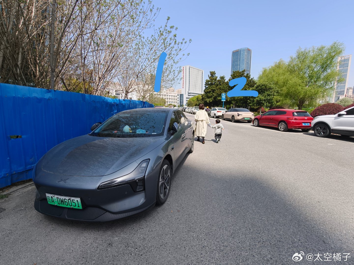 昨天去年轻人比较多的高新区吃饭这儿的MONA率真高10米范围居然同时出现三台车路