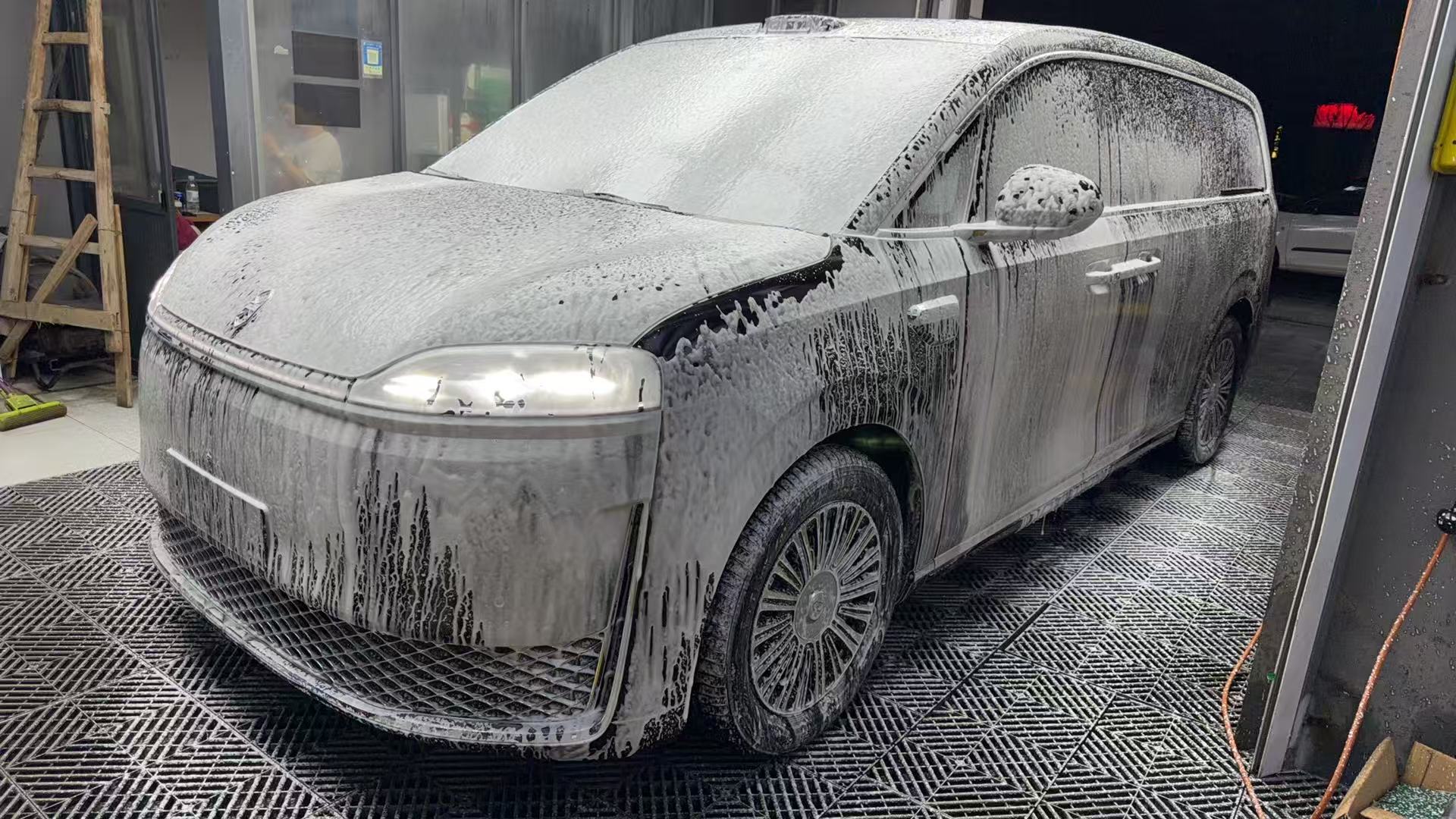给智界 V9洗个车，车太大了，洗车也贵，猜猜多少钱 