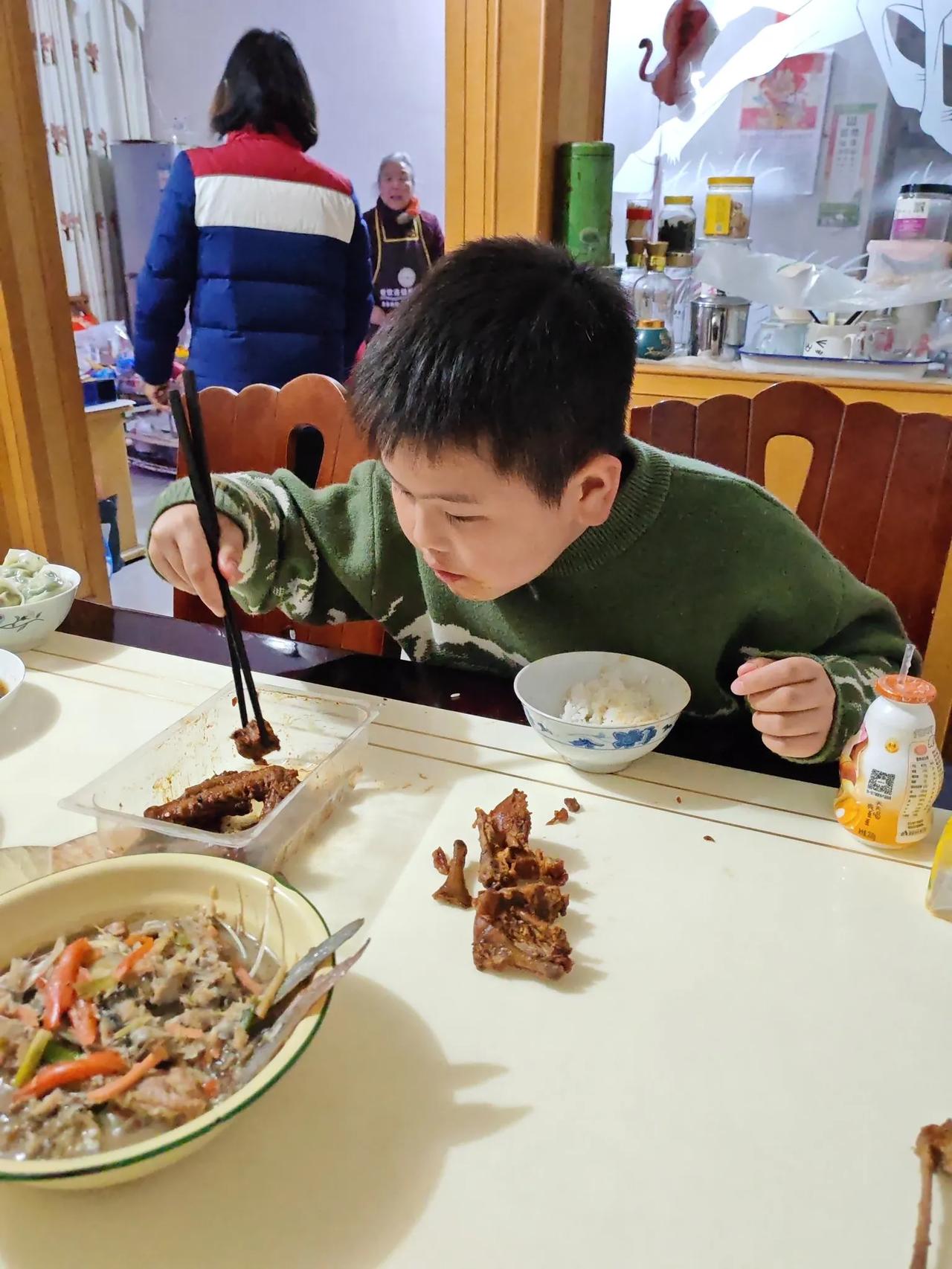 压岁钱量力而行。我父母都是体制内事业单位退休的，今年都是七十多岁了，由于退休较早