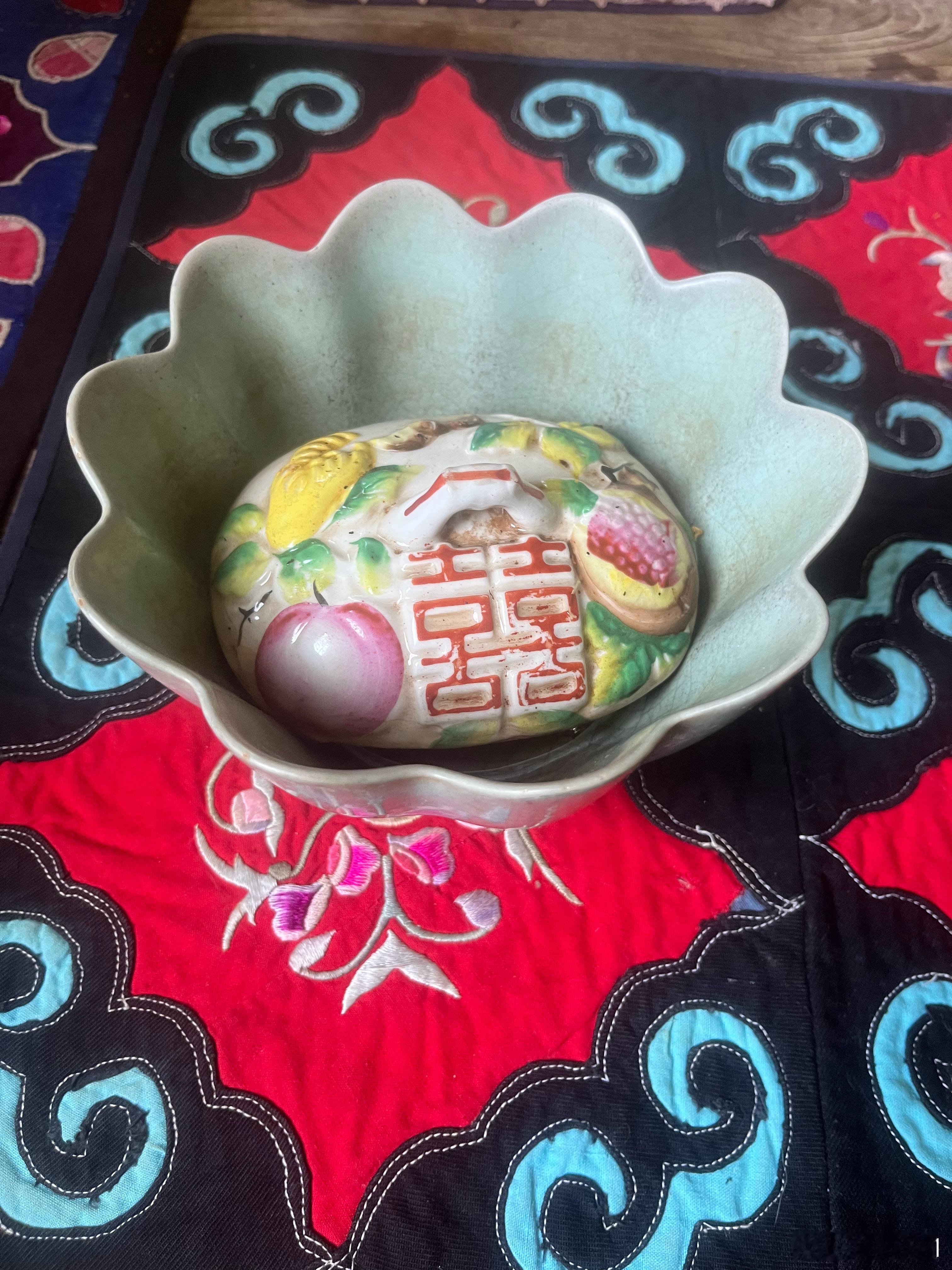 我“发明”的水盂，在茶台上很实用。不然茶水倒进去像尿一样难看。 