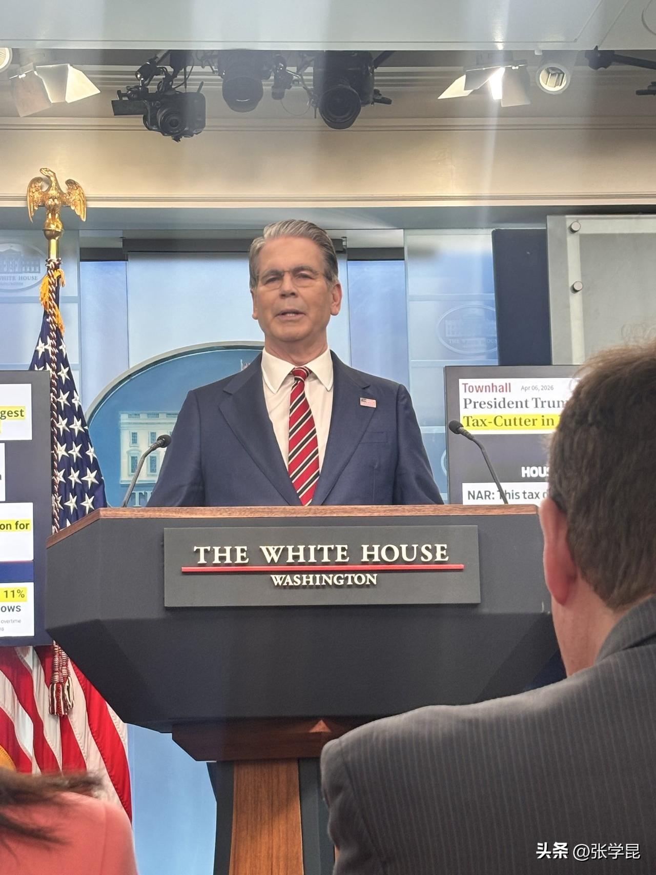 【美国财长贝森特放话：两家中国银行若碰伊朗资金，直接制裁】贝森特4月15日在白宫