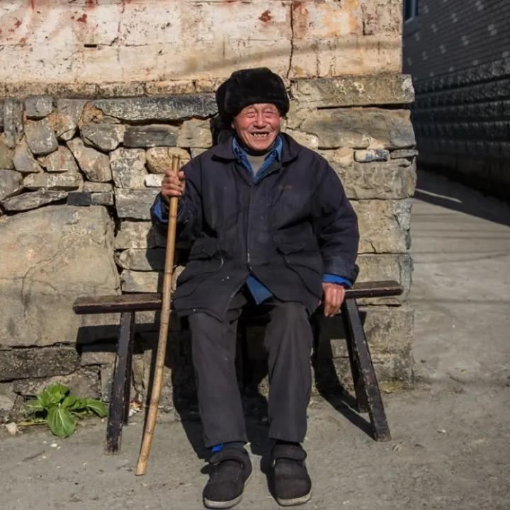 已经85岁本家族堂侄被我说了一顿，七老八十少出门，烂橙子腿招人嫌。
堂侄两个女