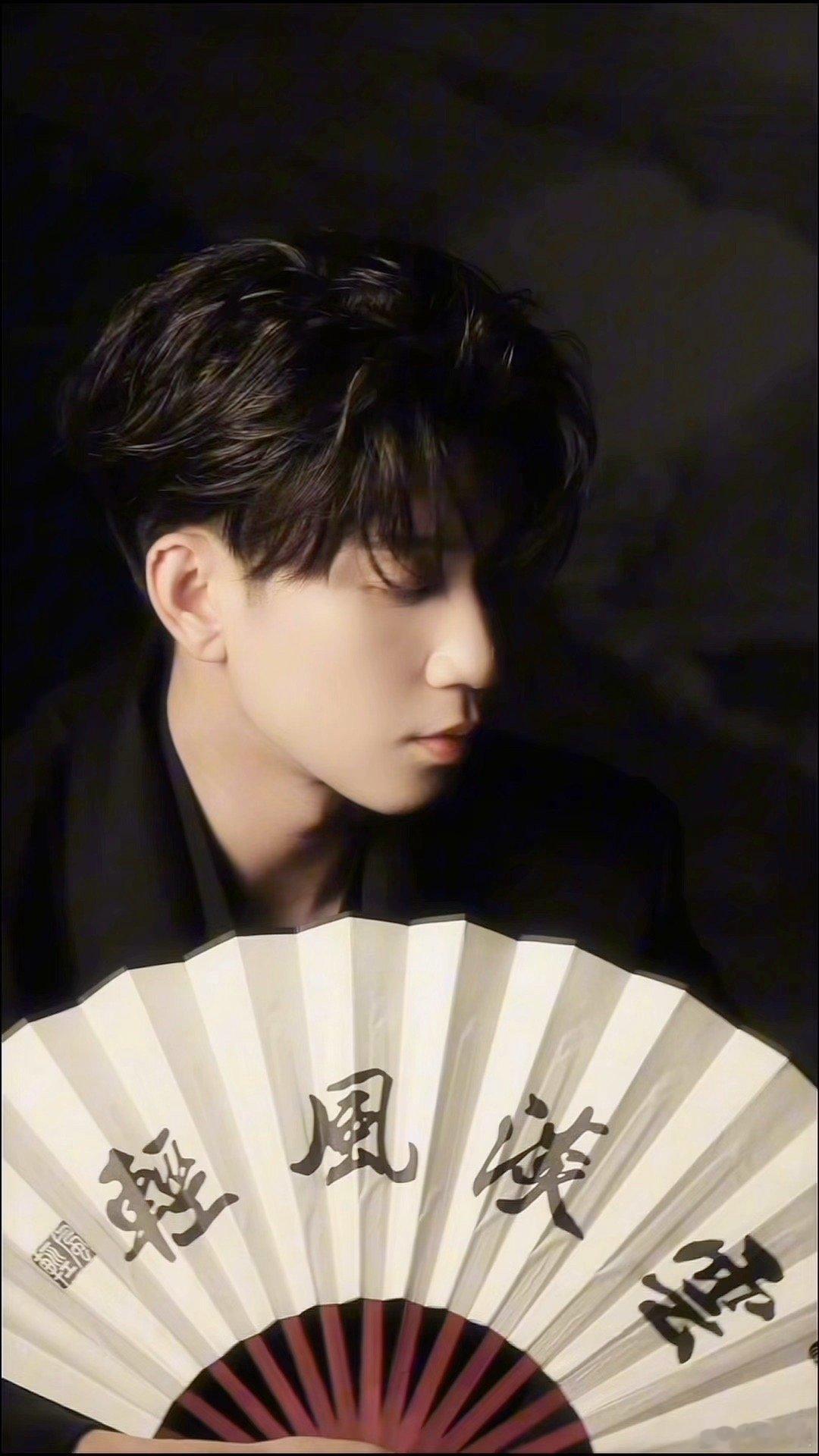 国风王子奇好权威 王子奇证明了真正的国风权威感，源于形与神的统一。他挺拔的身姿承