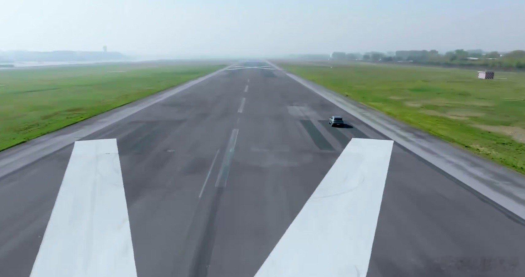 #吴奇隆在机场跑道开车#在机场的跑道上开车得多舒服呀。 宽阔的道路，任意驰骋，吴