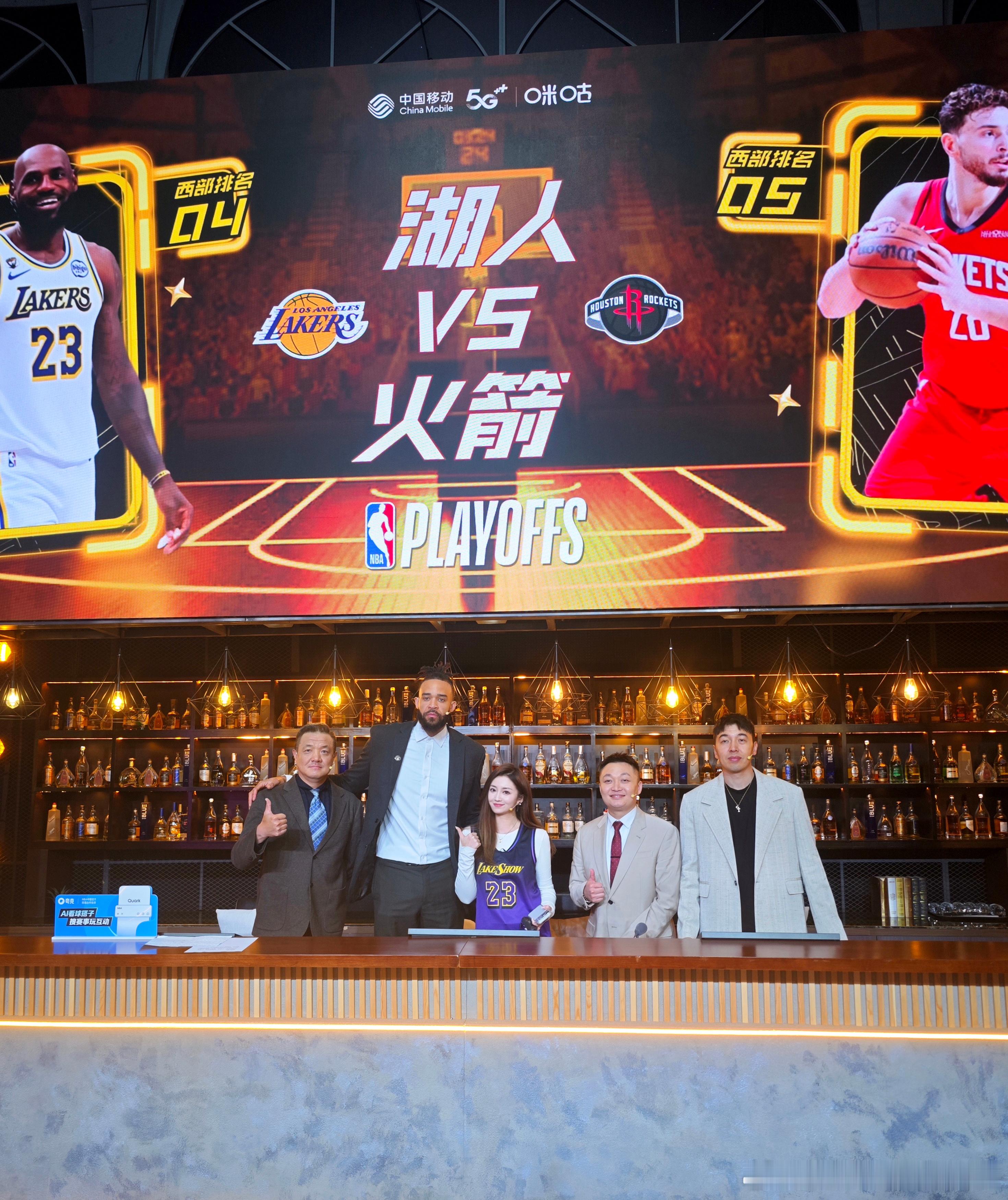 贾维尔-麦基是个好同志，认真看完了全场比赛，在旁边也时不时记录着自己的分析，有一