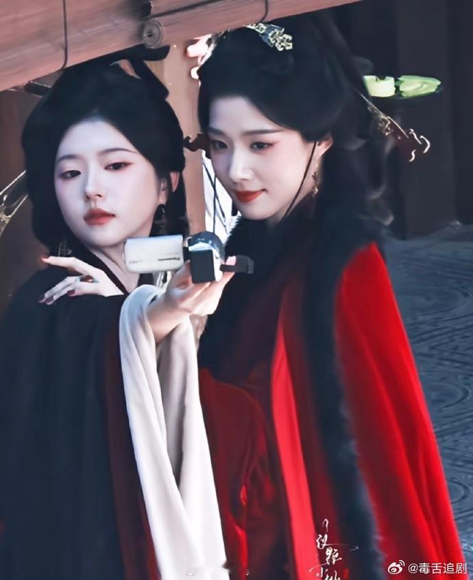 卢昱晓苏落薇片场ccd自拍刺棠女主卢昱晓红衣造型路透 ​​​卢昱晓苏落薇片场 c