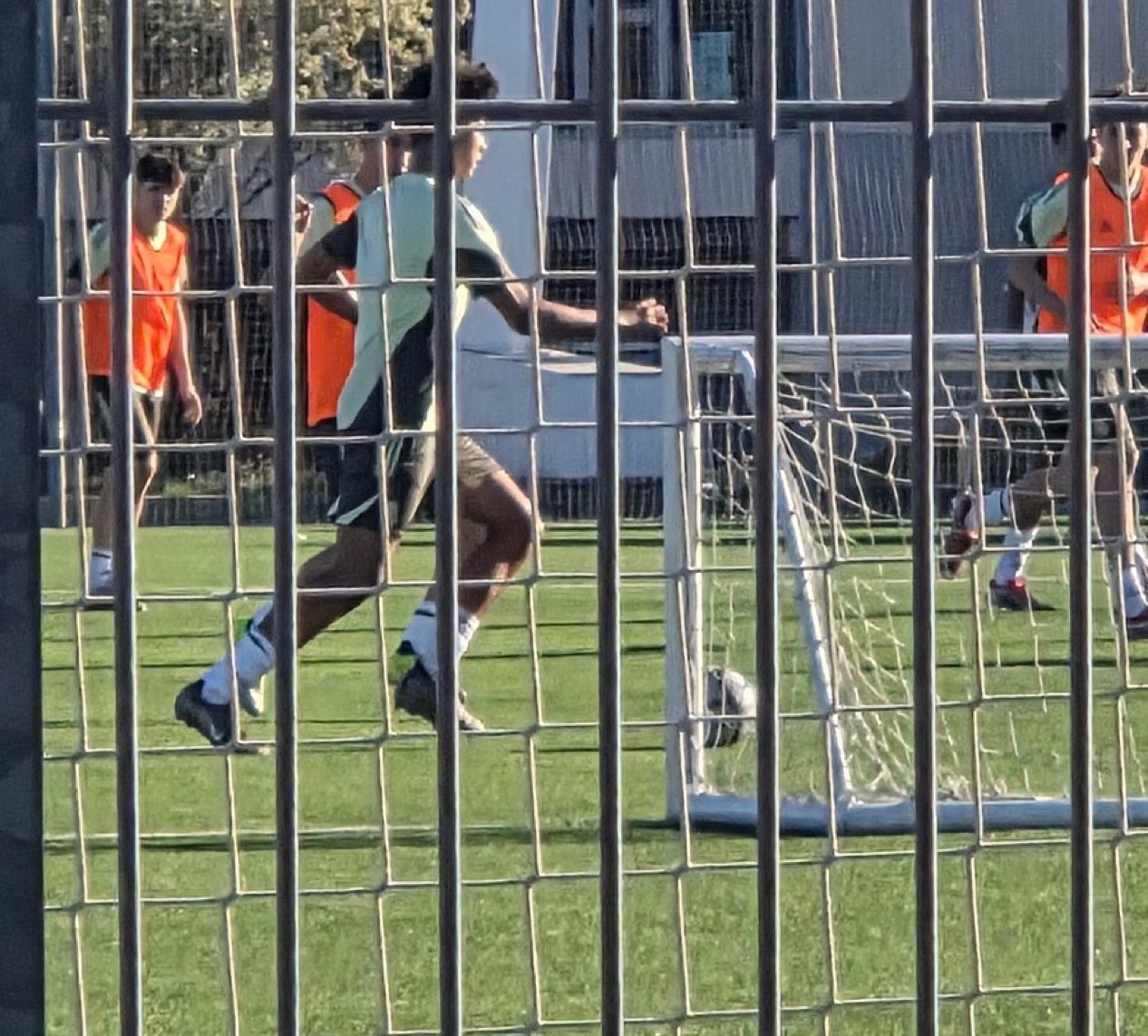 皇马 Álvaro Esteban:❗️迷你罗正与皇马U16一起训练。 