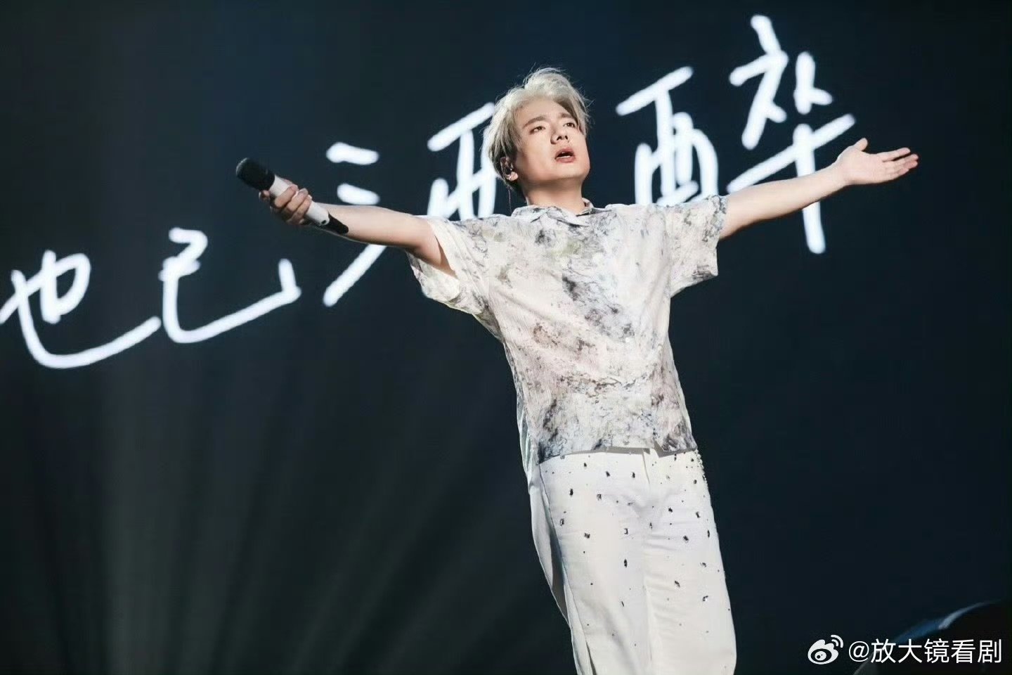 海来阿木[超话]海来阿木巡演粉丝年龄跨度 我爸平时就爱听老歌，结果这次跟我去看巡