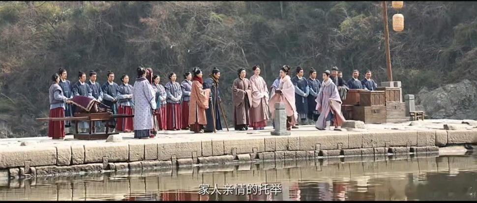杨紫家业托举特辑家业托举特辑跨越流年诉说初心，托举平凡人间美好，杨紫精彩演绎，尽