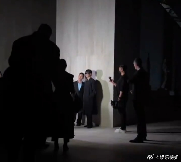 肖战保镖这活我也能干众所周知，肖战怕热，举风扇！我也可以，我来行不行，给个机会行