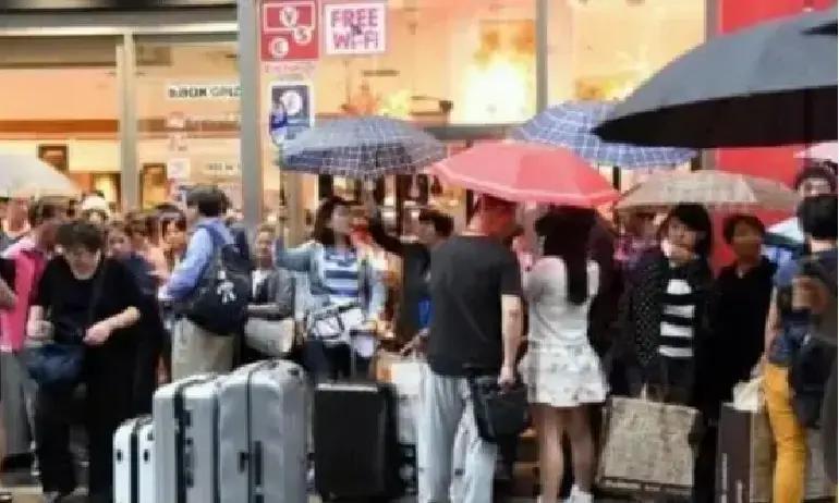 活该被滞留。昨天中日航班十二条线停航，一些不听劝阻的旅日游客被滞留日本机场急的团