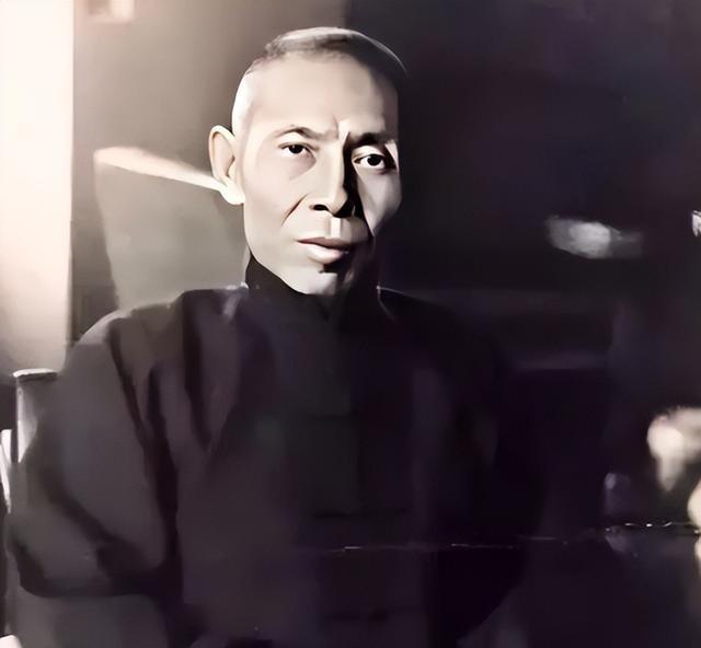 45万美元撑不过两年 杜月笙到香港第18个月，账上只剩3万港币。哮喘发作要吸鸦片