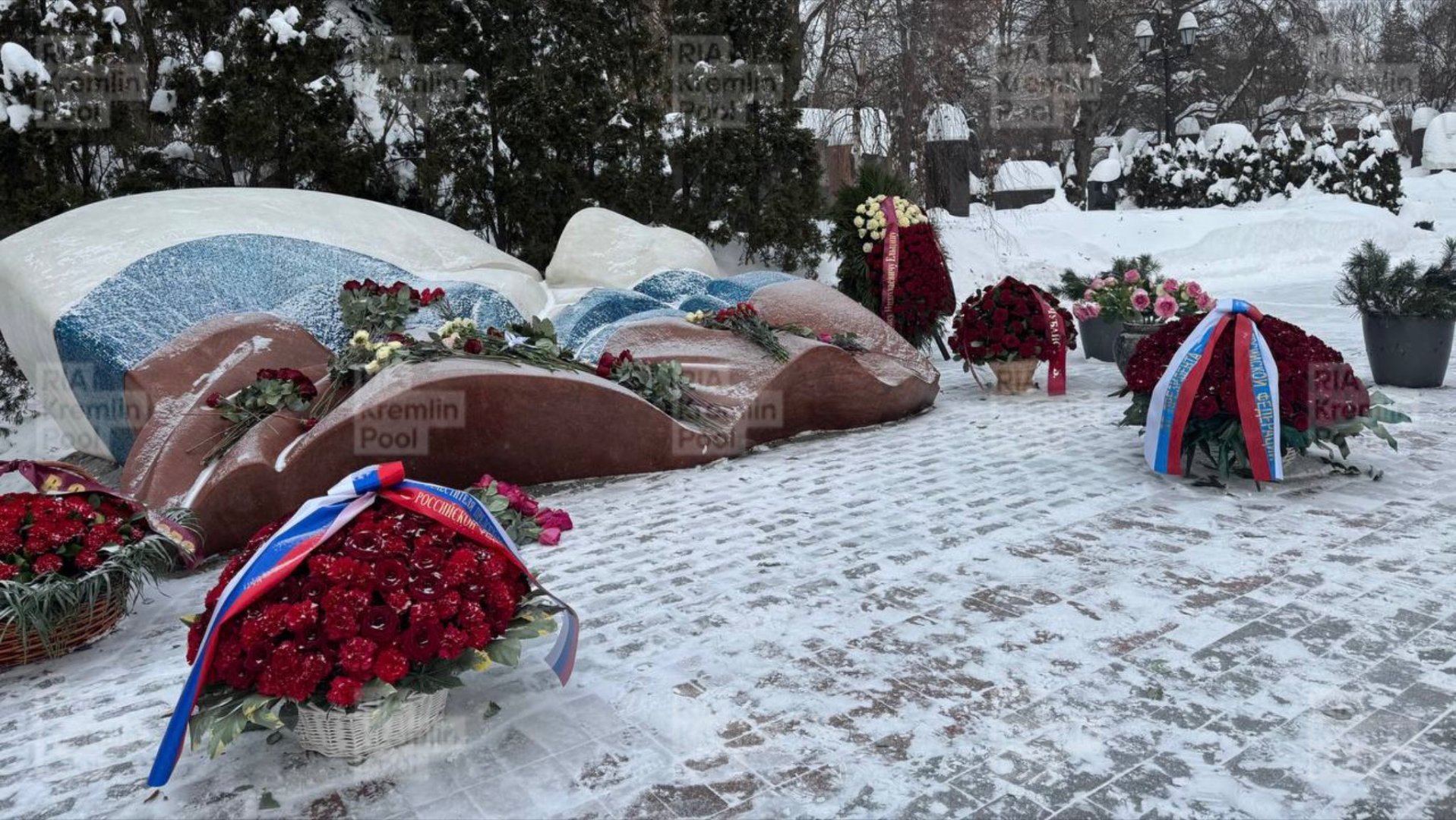 今天是叶利钦诞辰95周年纪念日，普京和梅德韦杰夫向叶利钦墓敬献了鲜花。 
