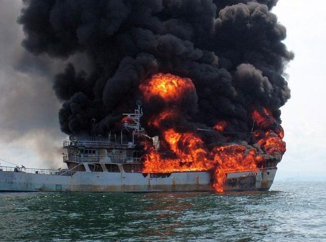 法国 ＂和平营＂基地冒烟了！英美 油轮 被击中了！ 林肯号航母 跑了！英法本想跟