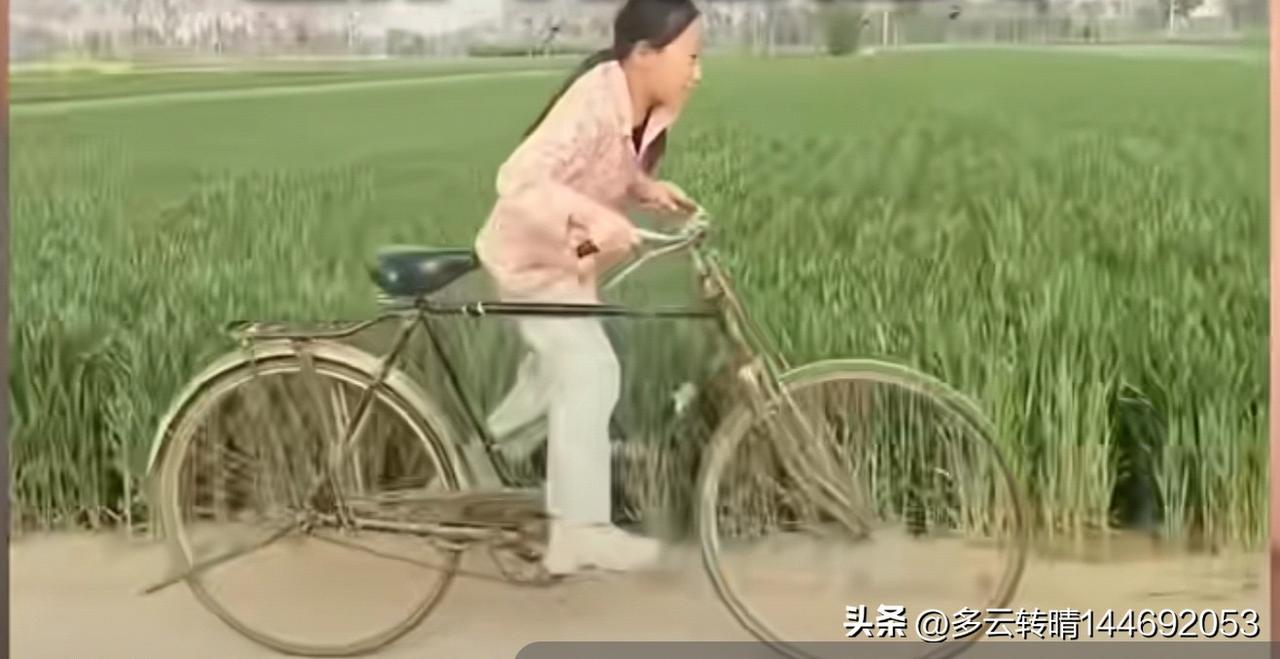 看网上有人说，不相信还有人能这样“掏腿”骑车时，我噗嗤一声就笑了。我小时候就是这
