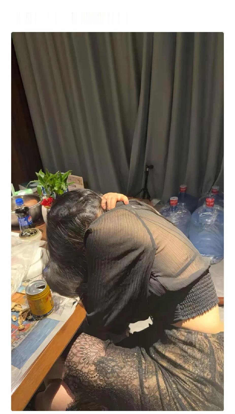 喜欢的人，一杯就倒，不爱的人，千杯不醉[灵光一闪]