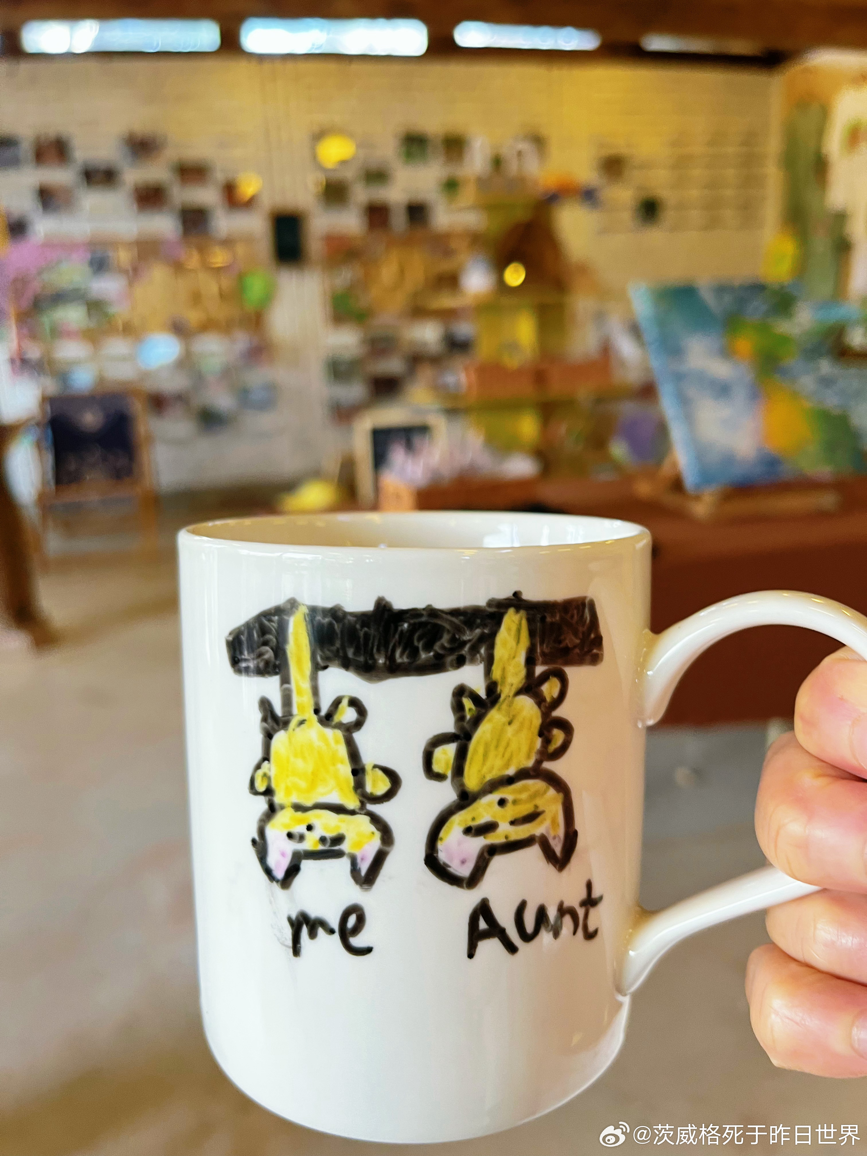 给姨妈画的杯子，一起打拳皇一起倒挂，我问屏幕上那两个红的是什么，猫猫：不知火舞的