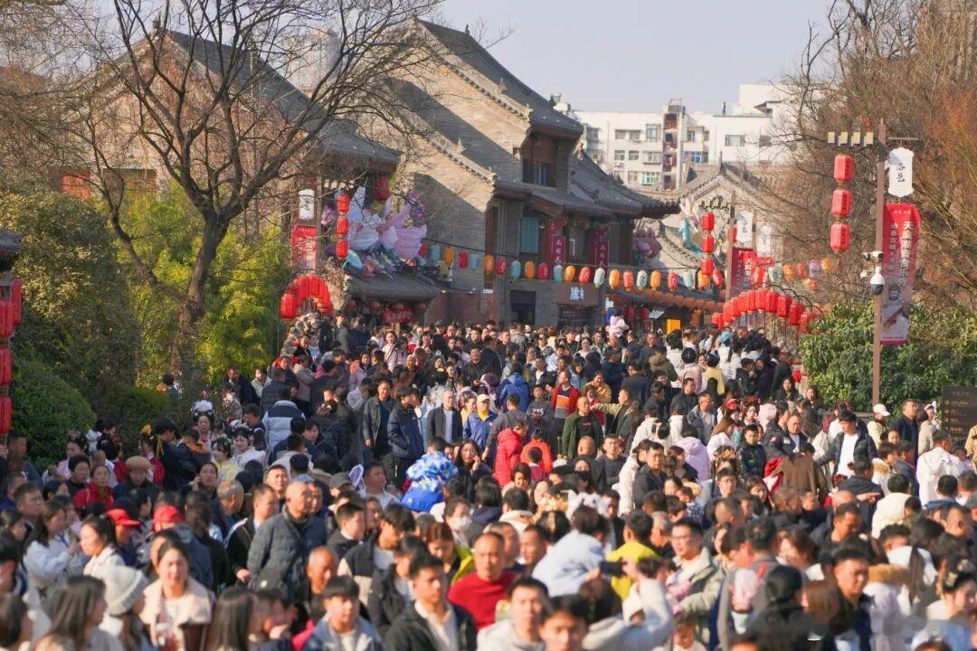 【河南洛邑古城上榜春节夜游景区Top1 】2月23日，美团发布《2026春节消费