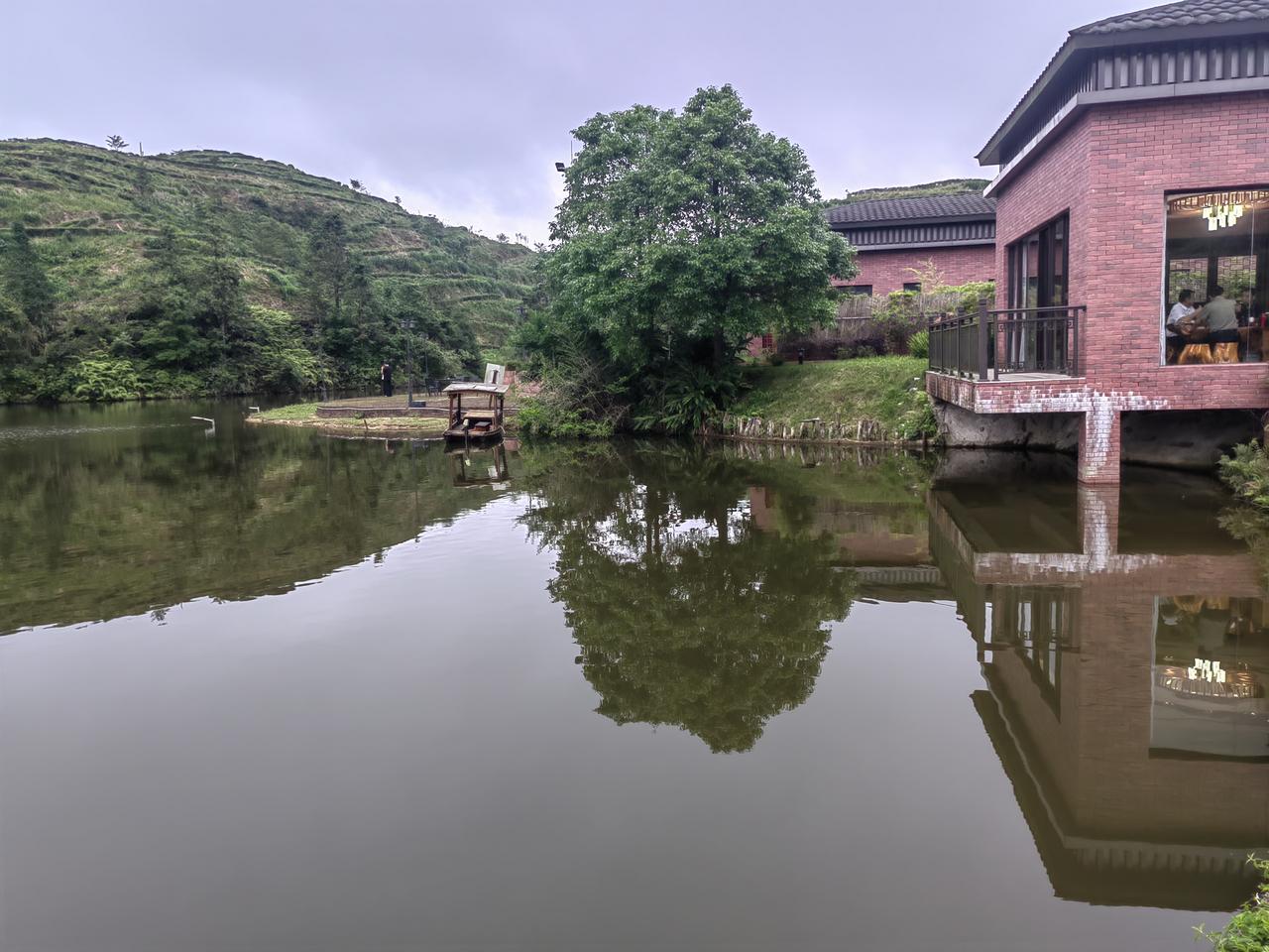 静谧湖畔，红砖小屋，绿树成荫，人间仙境