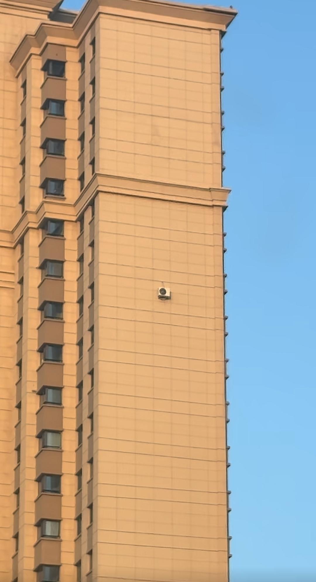 一栋高楼，墙上有挂机，我想知道他是怎么按上去的？什么意义呢？谁知道[作揖][玫瑰
