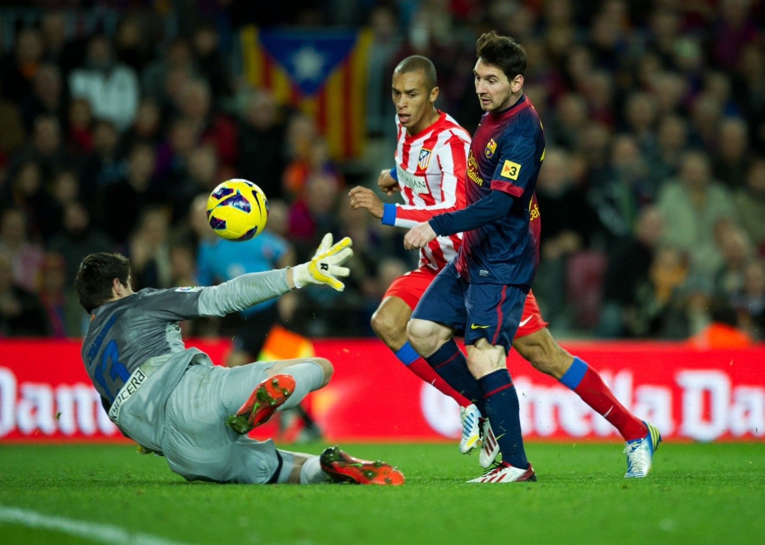 🎙若昂·米兰达（前马德里竞技球员）："我们以前经常撞梅西，但他从不抱怨。他甚至