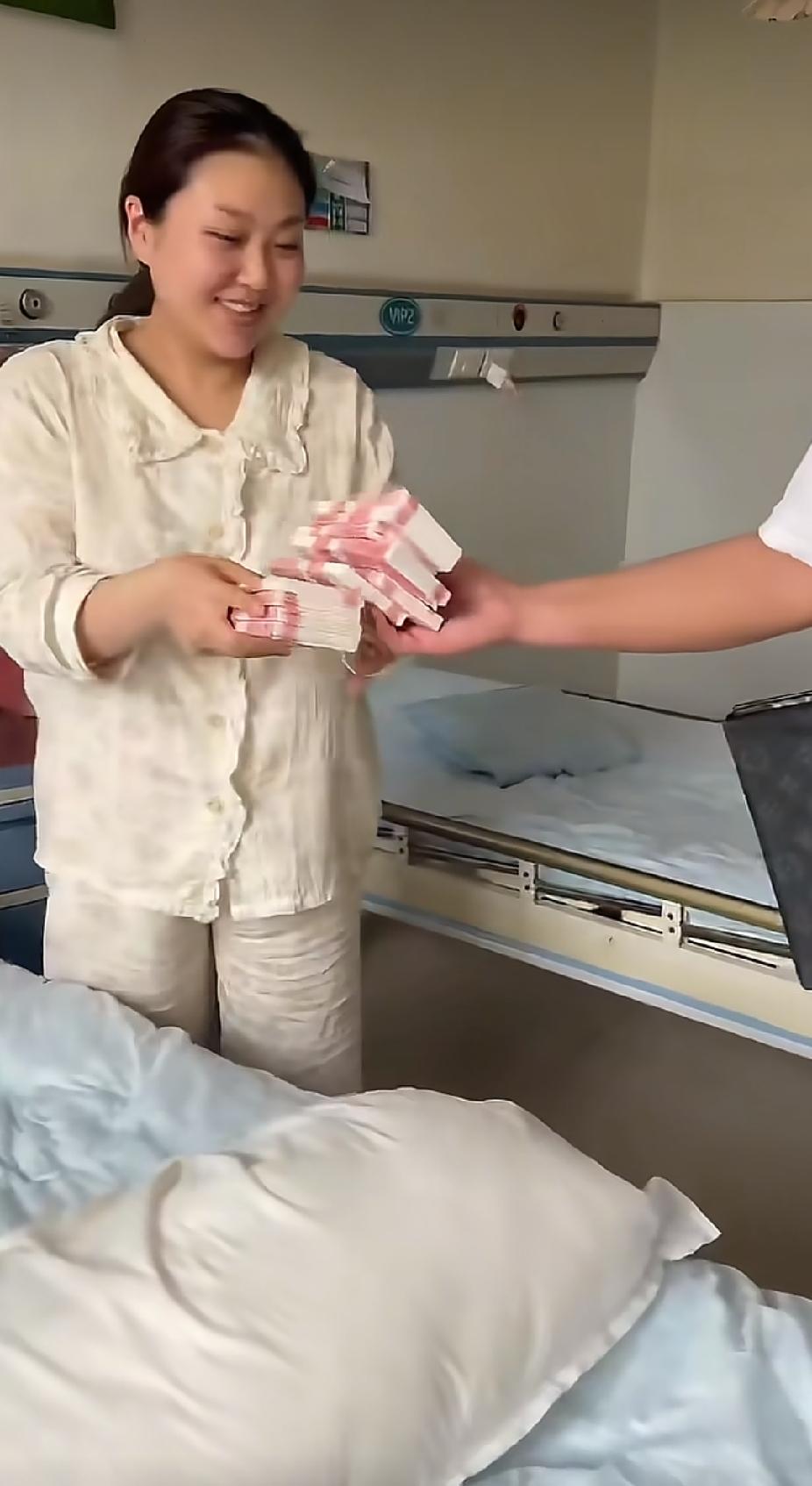 公公去医院看望月子中的儿媳妇，突然做出的一个举动，让儿媳妇脸上瞬间笑成了一朵花。