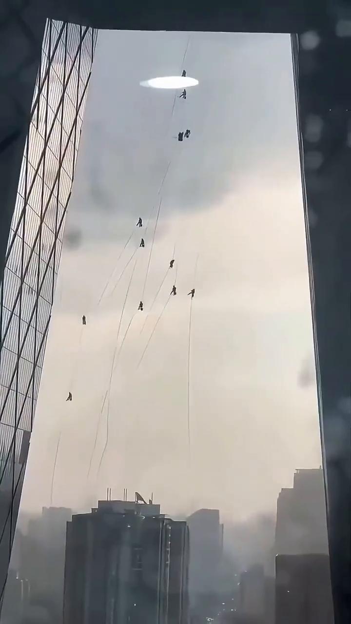 我站在烈烈风中问这天下谁是英雄。