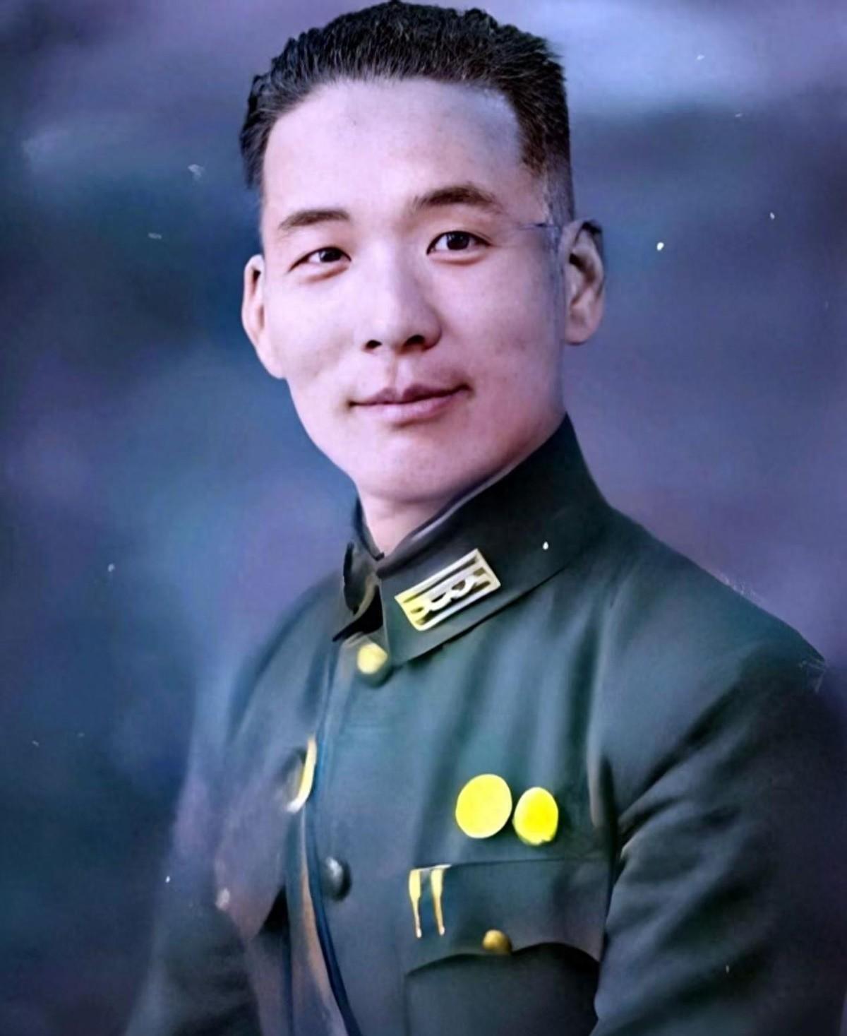 1974年胡琏与两位夫人曾广瑜、曾广仙姐妹亲密合影，三人携手共育八个子女
194