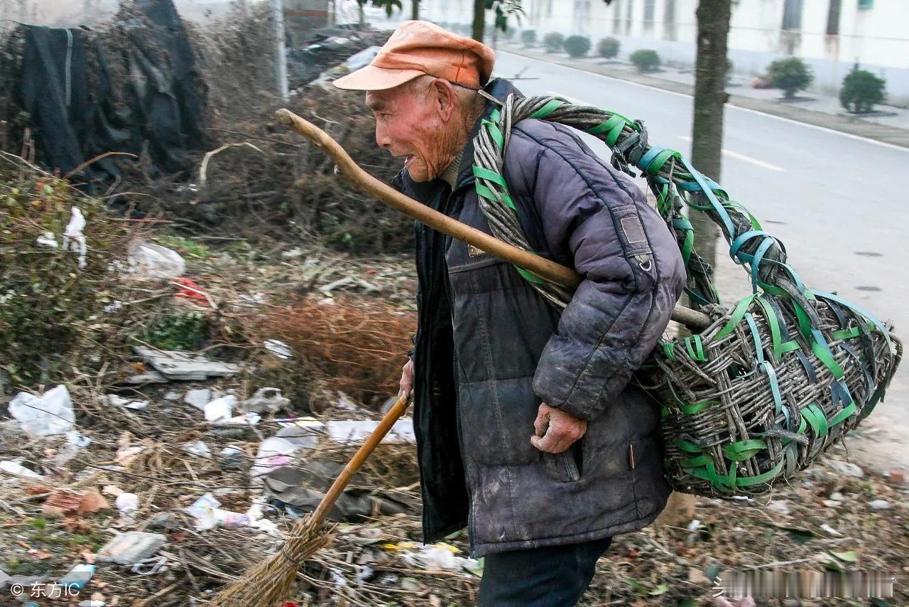 对于养老，其实不是儿子靠不住，如果儿子是个超级富豪，你看靠不靠得住？老人养老最终