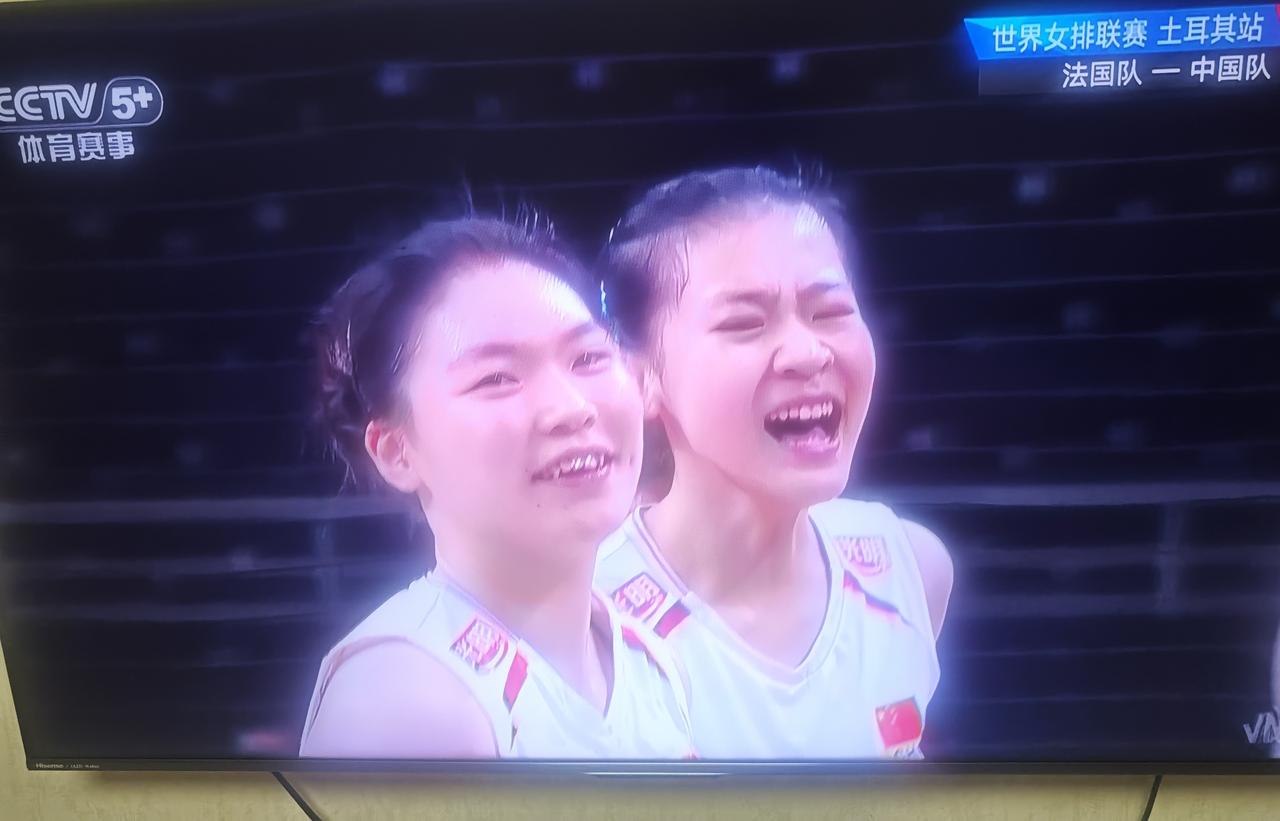 光脚的不怕穿鞋的
     今晚，中国女排对阵巴西，小将们尽管轻装上阵，光脚的不